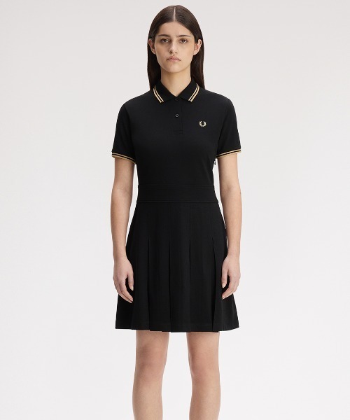 FRED PERRY(フレッドペリー)の「Tipped Pleated Tennis Dress/ティップラインプリーツテニスワンピース(ワンピース・レディース・ブラック/ブラック×ゴールド・10/8)」の8枚目の写真