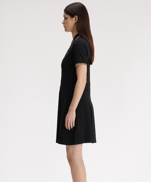 FRED PERRY(フレッドペリー)の「Tipped Pleated Tennis Dress/ティップラインプリーツテニスワンピース(ワンピース・レディース・ブラック/ブラック×ゴールド・10/8)」の6枚目の写真