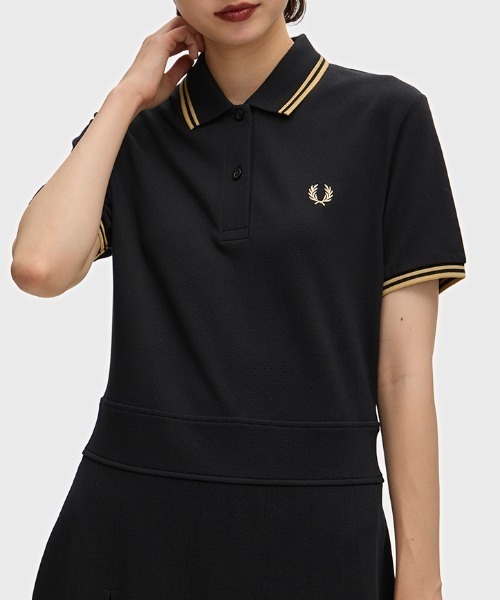 FRED PERRY(フレッドペリー)の「Tipped Pleated Tennis Dress/ティップラインプリーツテニスワンピース(ワンピース・レディース・ブラック/ブラック×ゴールド・10/8)」の14枚目の写真