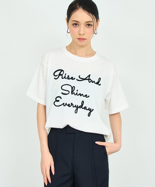 ANAP(アナップ)の「サイドスリット コード刺繍 Tシャツ(Tシャツ/カットソー・レディース・ブラック/ホワイト・FREE)」の2枚目の写真