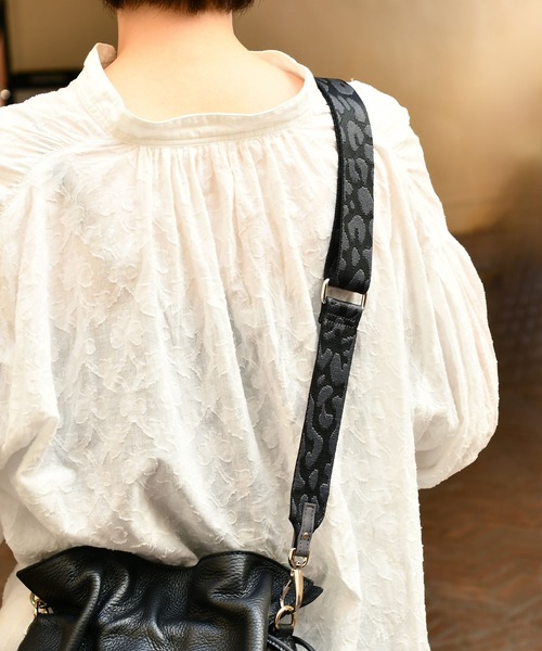 LAZY SUSAN(レイジースーザン)の「ショルダーベルト レオパ―ド(ショルダーバッグ・レディース・ホワイト/グレー・FREE)」の4枚目の写真