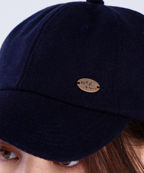 To b. by agnes b.（トゥービーバイアニエスベー）の「ロゴ プレート キャップ（キャップ・レディース・ネイビー・FREE）」の2枚目の写真