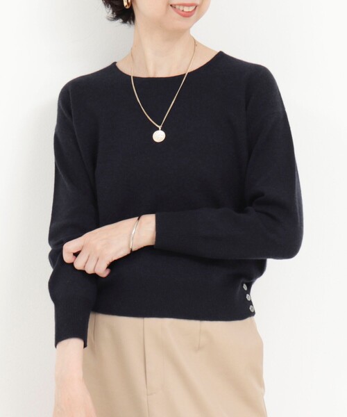 MICO COULIER（ミコクリエ）の「ウールカシミヤ 裾ボタンクルーネックプルオーバーニット（ニット/セーター・レディース・ダークネイビー/ピンク/オレンジ/ベビーピンク/チャコールグレー・38）」の3枚目の写真