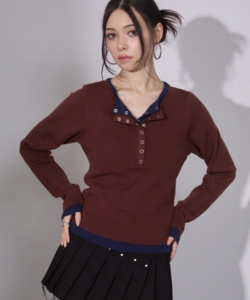 ENVYM（アンビー）の「配色 レイヤード ヘンリーネック ニットトップス（ニット/セーター・レディース・ブラウン/チャコールグレー・FREE）」の2枚目の写真