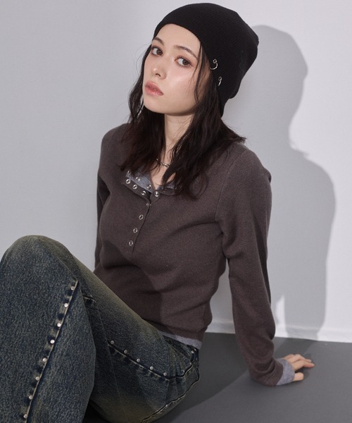 ENVYM（アンビー）の「配色 レイヤード ヘンリーネック ニットトップス（ニット/セーター・レディース・ブラウン/チャコールグレー・FREE）」の13枚目の写真