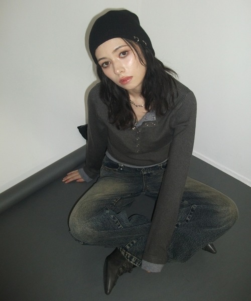 ENVYM（アンビー）の「配色 レイヤード ヘンリーネック ニットトップス（ニット/セーター・レディース・ブラウン/チャコールグレー・FREE）」の18枚目の写真