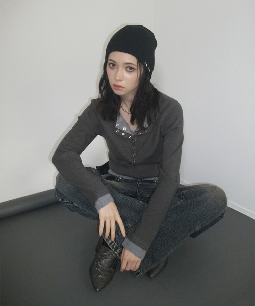 ENVYM（アンビー）の「配色 レイヤード ヘンリーネック ニットトップス（ニット/セーター・レディース・ブラウン/チャコールグレー・FREE）」の7枚目の写真