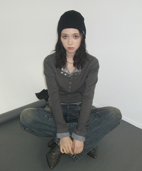 ENVYM（アンビー）の「配色 レイヤード ヘンリーネック ニットトップス（ニット/セーター・レディース・ブラウン/チャコールグレー・FREE）」の8枚目の写真