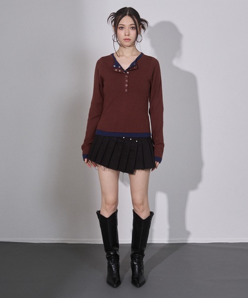 ENVYM（アンビー）の「配色 レイヤード ヘンリーネック ニットトップス（ニット/セーター・レディース・ブラウン/チャコールグレー・FREE）」の4枚目の写真