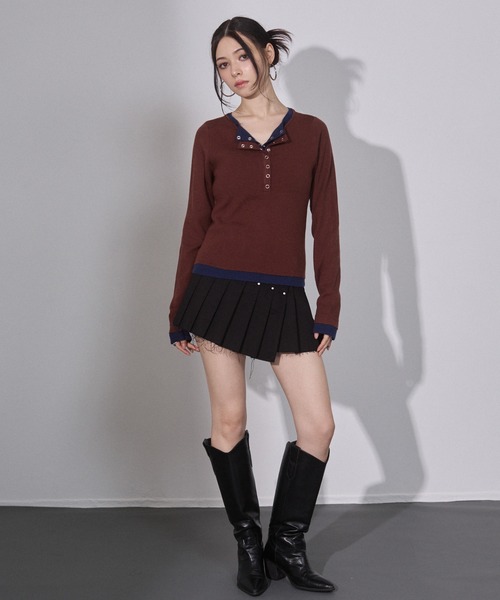 ENVYM（アンビー）の「配色 レイヤード ヘンリーネック ニットトップス（ニット/セーター・レディース・ブラウン/チャコールグレー・FREE）」の5枚目の写真