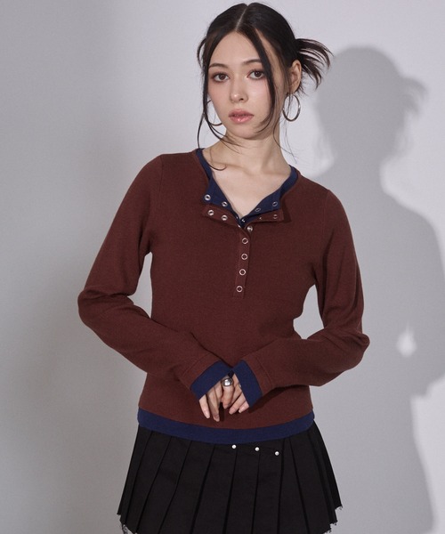 ENVYM（アンビー）の「配色 レイヤード ヘンリーネック ニットトップス（ニット/セーター・レディース・ブラウン/チャコールグレー・FREE）」の9枚目の写真