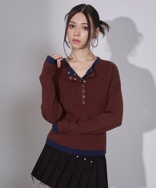 ENVYM（アンビー）の「配色 レイヤード ヘンリーネック ニットトップス（ニット/セーター・レディース・ブラウン/チャコールグレー・FREE）」の10枚目の写真