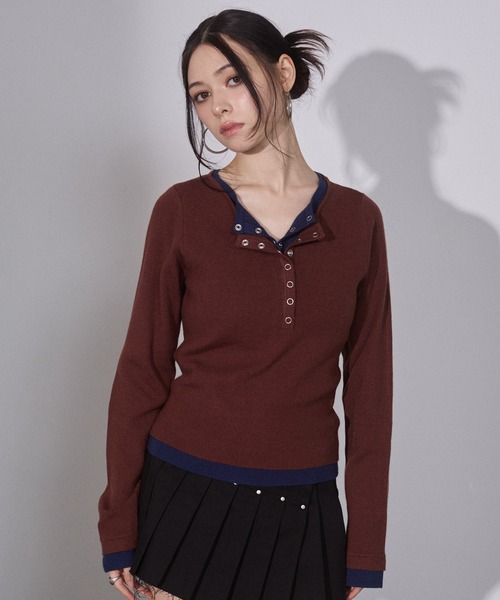 ENVYM（アンビー）の「配色 レイヤード ヘンリーネック ニットトップス（ニット/セーター・レディース・ブラウン/チャコールグレー・FREE）」の3枚目の写真