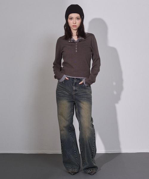 ENVYM（アンビー）の「配色 レイヤード ヘンリーネック ニットトップス（ニット/セーター・レディース・ブラウン/チャコールグレー・FREE）」の15枚目の写真