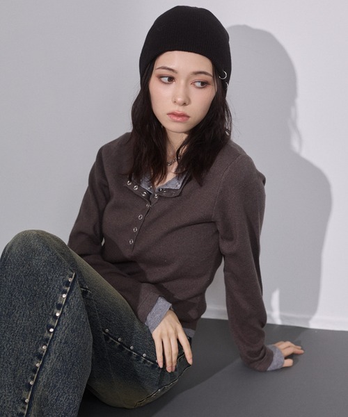 ENVYM（アンビー）の「配色 レイヤード ヘンリーネック ニットトップス（ニット/セーター・レディース・ブラウン/チャコールグレー・FREE）」の21枚目の写真