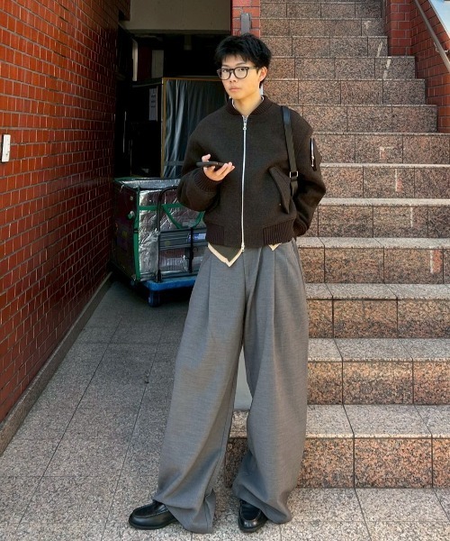 Chikashitsu +（チカシツプラス）の「【Chikashitsu +】over tuck slacks / 【チカシツプラス】オーバータックスラックス（スラックス・メンズ・ブラック/グレー・M/S/L）」の2枚目の写真