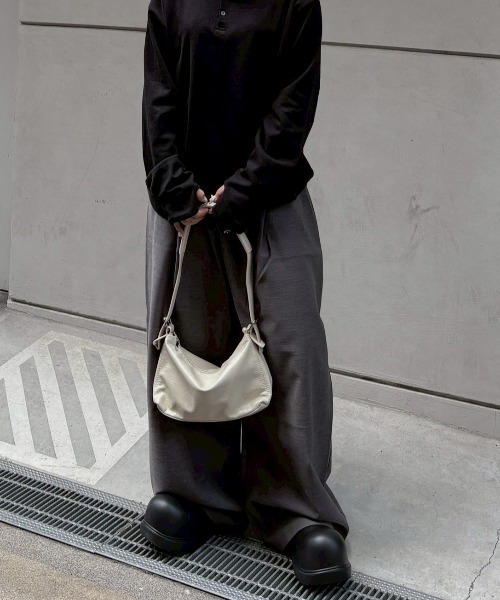 Chikashitsu +（チカシツプラス）の「【Chikashitsu +】over tuck slacks / 【チカシツプラス】オーバータックスラックス（スラックス・メンズ・ブラック/グレー・M/S/L）」の3枚目の写真