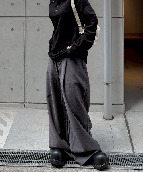 Chikashitsu +（チカシツプラス）の「【Chikashitsu +】over tuck slacks / 【チカシツプラス】オーバータックスラックス（スラックス・メンズ・ブラック/グレー・M/S/L）」の4枚目の写真