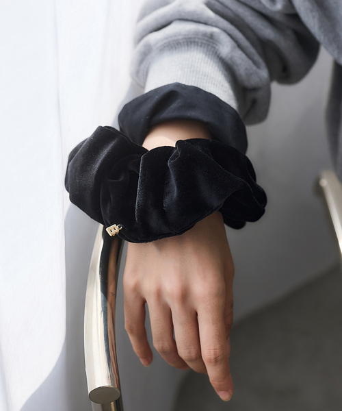 IENA（イエナ）の「BLACK ベロアシュシュ（その他ヘアアクセサリー・レディース・ブラック・FREE）」の2枚目の写真