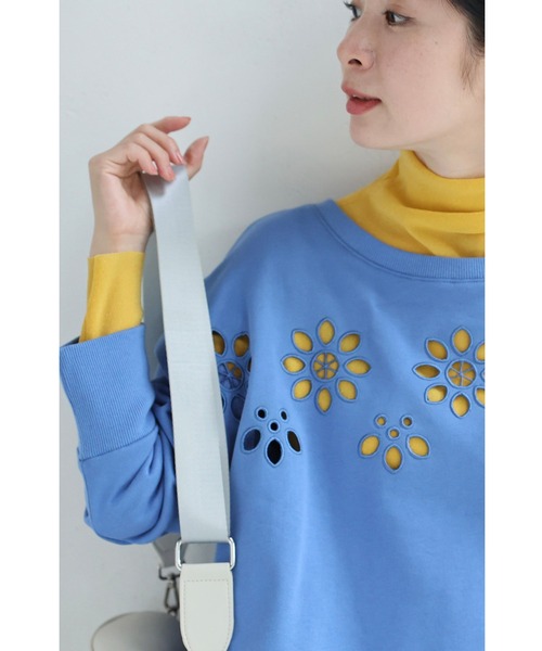 cawaii(カワイイ)の「連なるパンチングフラワーのプルオーバートップス(Tシャツ/カットソー・レディース・ライトブルー・FREE)」の6枚目の写真