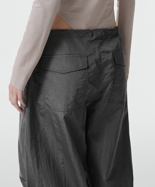MUSINSA STANDARD WOMAN（ムシンサスタンダードウーマン）の「ウィメンズブライトナイロンパラシュートパンツ[ダークグレー]（その他パンツ・レディース・その他・28/30/24/26）」の6枚目の写真