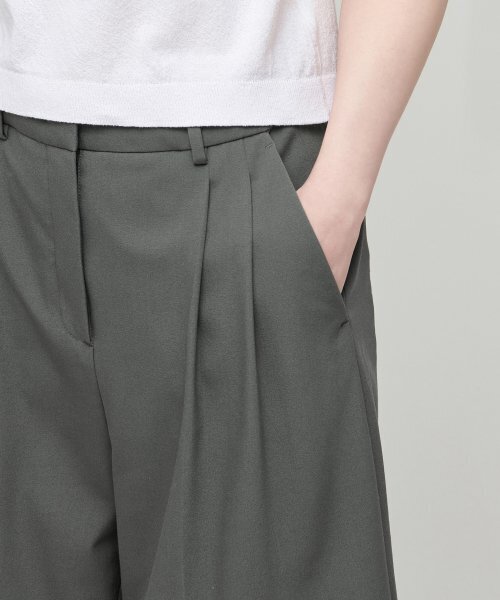 MUSINSA STANDARD WOMAN（ムシンサスタンダードウーマン）の「ウーマンズワイドバミューダ隠しバンディングハーフスラックス[ライトカーキ]（スラックス・レディース・その他・30/24/26/27/28/25/29）」の4枚目の写真