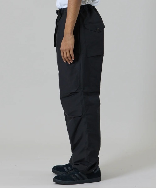 UNFRM OUTDOOR STANDARD(ユニフォームアウトドアスタンダード)の「【UNFRM OUTDOOR STANDARD:ユニフォームアウトドアスタンダード】COTTON-POLYESTER INSULATED OVER PANTS/ドローコード付きインサレーションパンツ(その他パンツ・メンズ・ブラック/オリーブ・SMALL)」の3枚目の写真