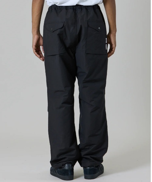 UNFRM OUTDOOR STANDARD(ユニフォームアウトドアスタンダード)の「【UNFRM OUTDOOR STANDARD:ユニフォームアウトドアスタンダード】COTTON-POLYESTER INSULATED OVER PANTS/ドローコード付きインサレーションパンツ(その他パンツ・メンズ・ブラック/オリーブ・SMALL)」の4枚目の写真