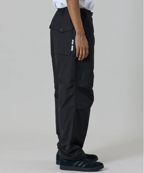 UNFRM OUTDOOR STANDARD(ユニフォームアウトドアスタンダード)の「【UNFRM OUTDOOR STANDARD:ユニフォームアウトドアスタンダード】COTTON-POLYESTER INSULATED OVER PANTS/ドローコード付きインサレーションパンツ(その他パンツ・メンズ・ブラック/オリーブ・SMALL)」の5枚目の写真