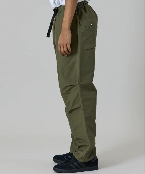 UNFRM OUTDOOR STANDARD(ユニフォームアウトドアスタンダード)の「【UNFRM OUTDOOR STANDARD:ユニフォームアウトドアスタンダード】COTTON-POLYESTER INSULATED OVER PANTS/ドローコード付きインサレーションパンツ(その他パンツ・メンズ・ブラック/オリーブ・SMALL)」の7枚目の写真