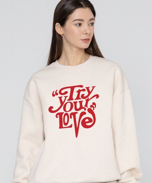 GRAVER（グレーバー）の「[ユニセックス]TYL ビッグロゴ スウェット_クリーム（スウェット・レディース・アイボリー・SMALL/MEDIUM/LARGE/X-LARGE）」の2枚目の写真