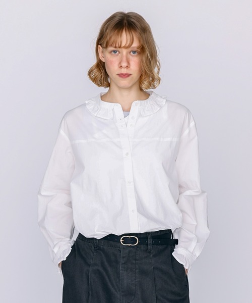 Kelen（ケレン）の「「KELEN / ケレン」フリル衿デザインブラウス（シャツ/ブラウス・レディース・グレー/オフホワイト/ブラック/サックスブルー・S/M）」の2枚目の写真