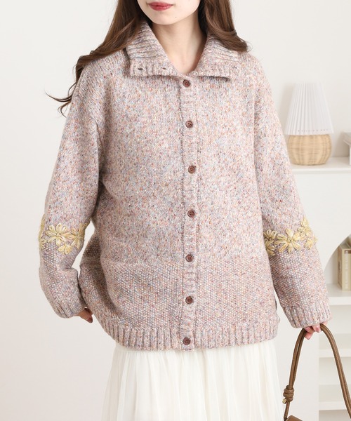 Emago(イマゴ)の「EMAGO 花刺繍ハイネックカーデ(カーディガン/ボレロ・レディース・アイボリー/ブラック/マスタード・FREE)」の1枚目の写真