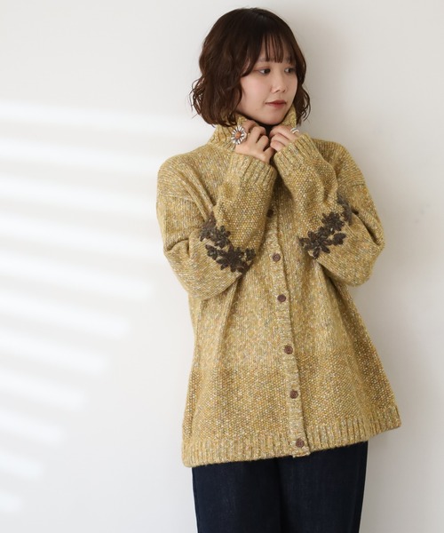 Emago(イマゴ)の「EMAGO 花刺繍ハイネックカーデ(カーディガン/ボレロ・レディース・アイボリー/ブラック/マスタード・FREE)」の3枚目の写真