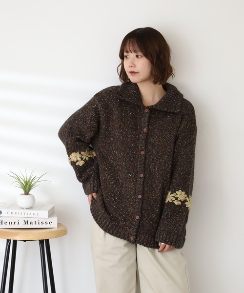 Emago(イマゴ)の「EMAGO 花刺繍ハイネックカーデ(カーディガン/ボレロ・レディース・アイボリー/ブラック/マスタード・FREE)」の2枚目の写真