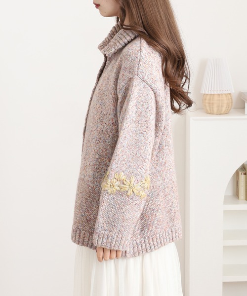 Emago(イマゴ)の「EMAGO 花刺繍ハイネックカーデ(カーディガン/ボレロ・レディース・アイボリー/ブラック/マスタード・FREE)」の9枚目の写真