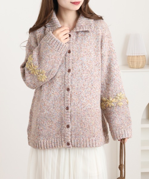 Emago(イマゴ)の「EMAGO 花刺繍ハイネックカーデ(カーディガン/ボレロ・レディース・アイボリー/ブラック/マスタード・FREE)」の4枚目の写真