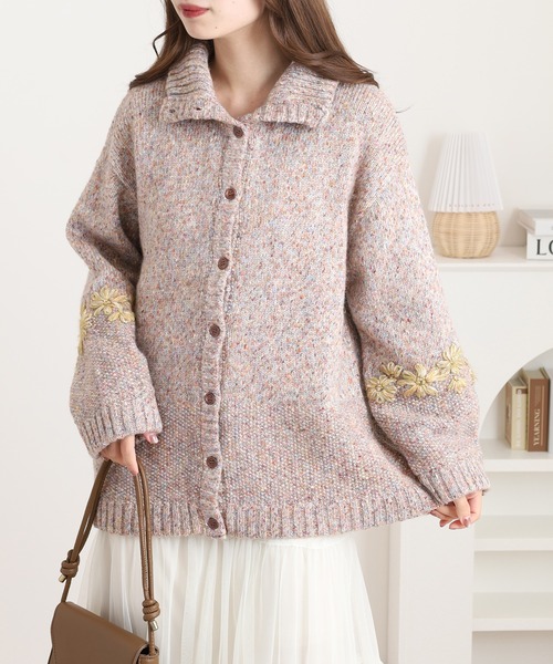 Emago(イマゴ)の「EMAGO 花刺繍ハイネックカーデ(カーディガン/ボレロ・レディース・アイボリー/ブラック/マスタード・FREE)」の5枚目の写真