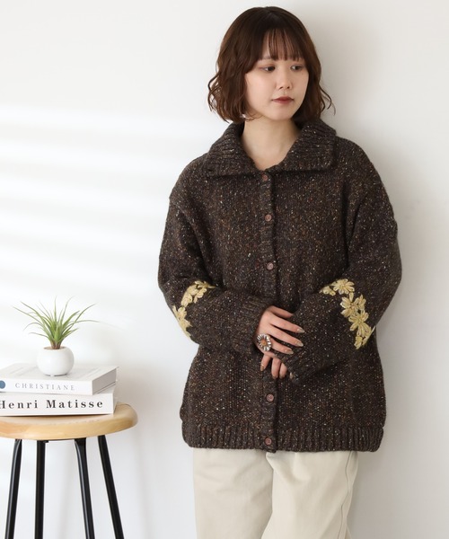 Emago(イマゴ)の「EMAGO 花刺繍ハイネックカーデ(カーディガン/ボレロ・レディース・アイボリー/ブラック/マスタード・FREE)」の16枚目の写真