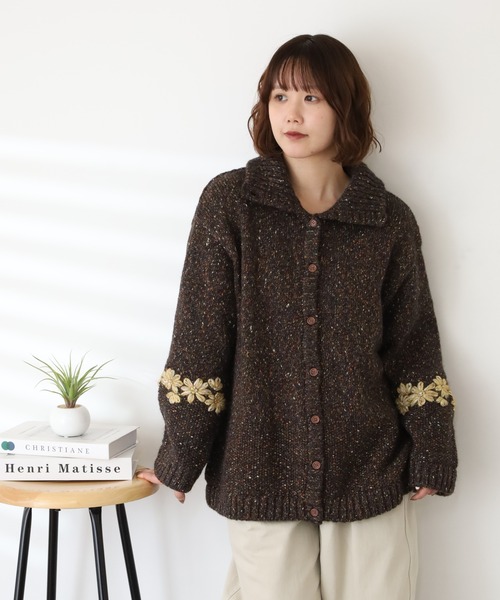 Emago(イマゴ)の「EMAGO 花刺繍ハイネックカーデ(カーディガン/ボレロ・レディース・アイボリー/ブラック/マスタード・FREE)」の17枚目の写真
