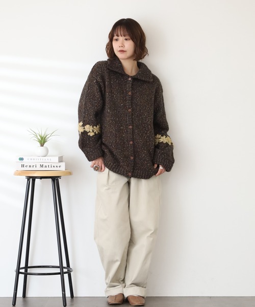 Emago(イマゴ)の「EMAGO 花刺繍ハイネックカーデ(カーディガン/ボレロ・レディース・アイボリー/ブラック/マスタード・FREE)」の19枚目の写真