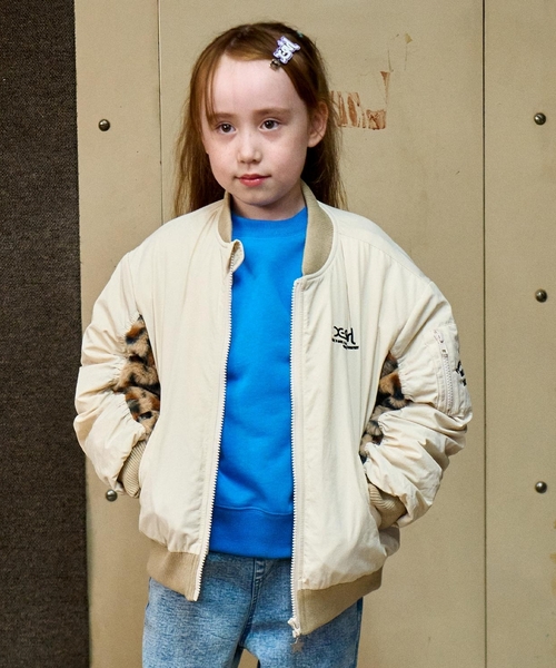 X-girl Stages（エックスガールステージス）の「【TBSドラマ フェイクマミー 着用アイテム】袖下ファー切替ブルゾン（ブルゾン・キッズ・ブラック/ホワイト系・130cm/140cm/90cm/110cm/120cm/100cm）」の2枚目の写真