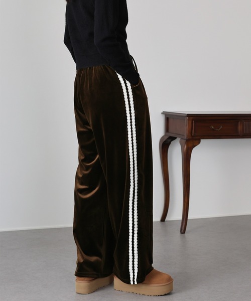 BLUEEAST（ブルーイースト）の「サイドレースベロアパンツ（その他パンツ・レディース・ブラック/ブラウン/ネイビー・MEDIUM）」の3枚目の写真