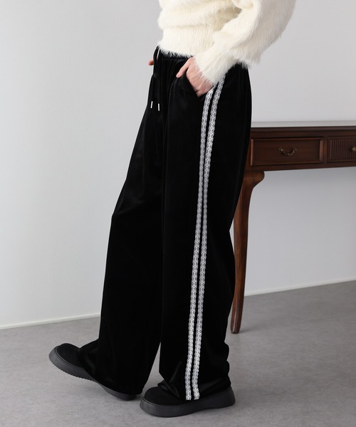 BLUEEAST（ブルーイースト）の「サイドレースベロアパンツ（その他パンツ・レディース・ブラック/ブラウン/ネイビー・MEDIUM）」の2枚目の写真
