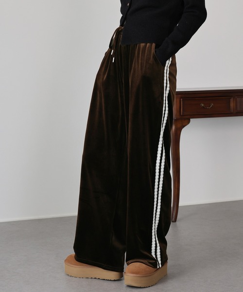 BLUEEAST（ブルーイースト）の「サイドレースベロアパンツ（その他パンツ・レディース・ブラック/ブラウン/ネイビー・MEDIUM）」の4枚目の写真