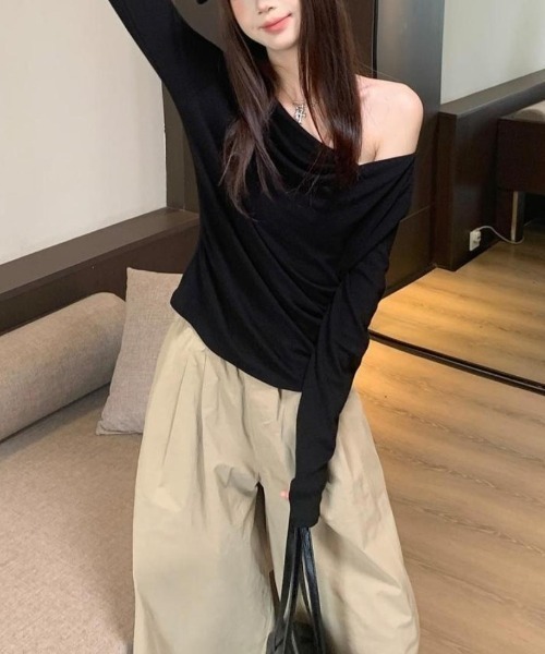 maison de LATIR（メゾンドラティール）の「やわらかく揺れるドレープカットソー（Tシャツ/カットソー・レディース・ベージュ/ブラック・FREE）」の3枚目の写真
