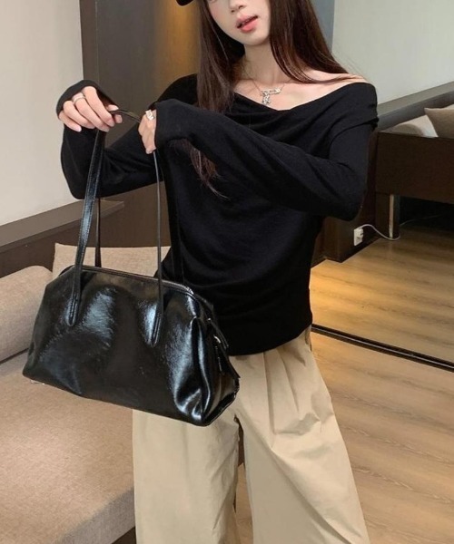 maison de LATIR（メゾンドラティール）の「やわらかく揺れるドレープカットソー（Tシャツ/カットソー・レディース・ベージュ/ブラック・FREE）」の4枚目の写真