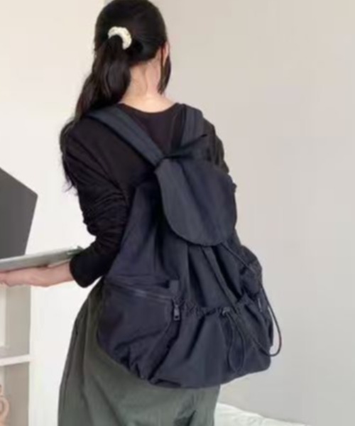 BY THE BAY(バイザベイ)の「【ミリタリー感・こなれデザイン】ギャザーマルチポケットナイロンバックパック/3色展開|アイボリー ブラック グリーン ドロスト 軽量 通勤 通学 旅行 韓国ファッション(バックパック/リュック・レディース・アイボリー/ブラック/グリーン・FREE)」の1枚目の写真