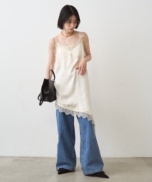 LOUNGEDRESS（ラウンジドレス）の「サテンレースアシメキャミ（シャツ/ブラウス・レディース・アイボリー/ブラック・FREE）」の3枚目の写真