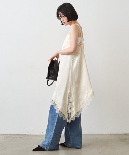 LOUNGEDRESS（ラウンジドレス）の「サテンレースアシメキャミ（シャツ/ブラウス・レディース・アイボリー/ブラック・FREE）」の4枚目の写真